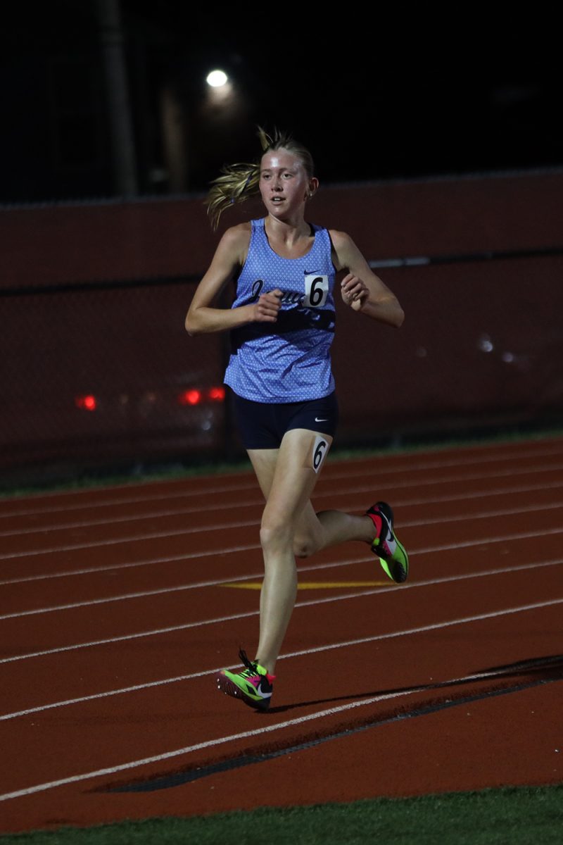 Keeping her eyes up, sophomore Taylor Parks runs the 3200 meter race.