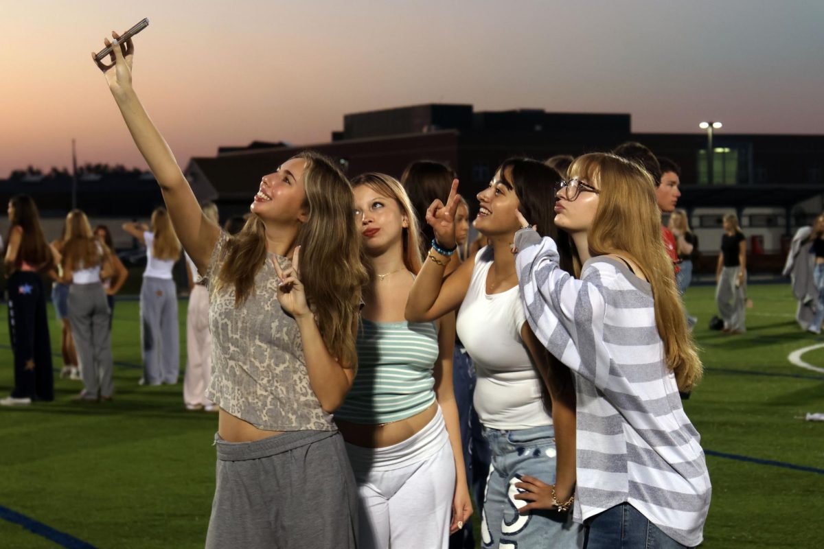 Seniors Gwen Kline, Marissa Burrow, Mariana Loya and Kaylen Foster pose together for a selfie.
