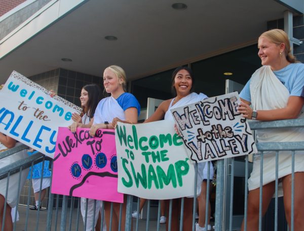 Holding welcome signs, juniors Morgan Hennes, Josie Danielson, Lyci Manirad, and Lannah Esquibel cheer incoming freshmen on.
