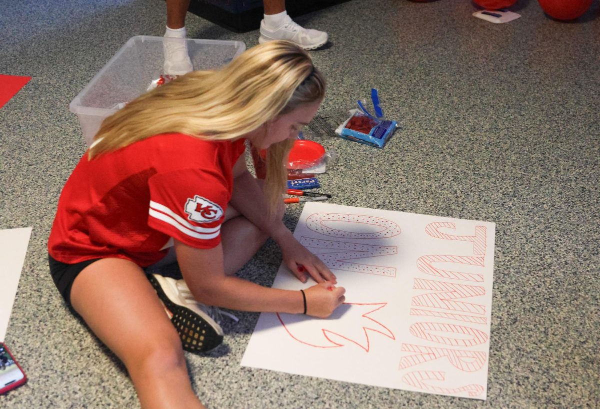 Junior Avery Huber draws the junior hallway sign