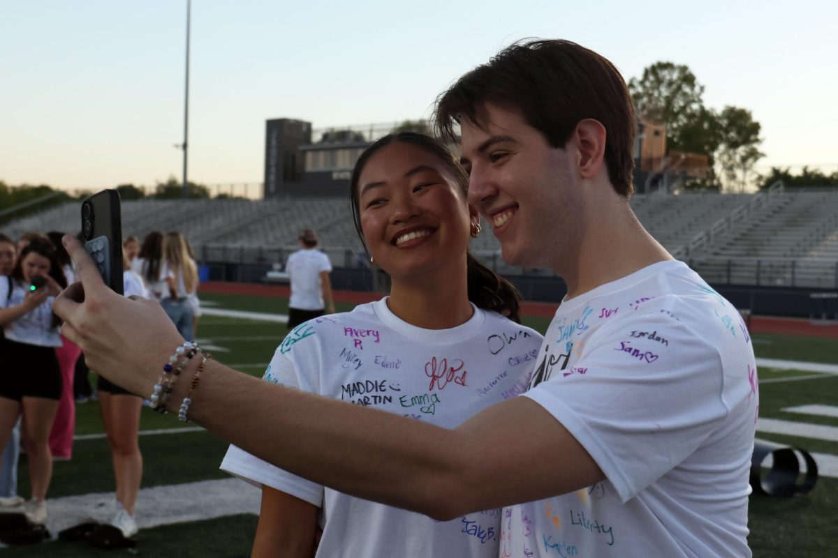 Smiling, seniors Barron Fox and Maddie Vinh take a selfie.