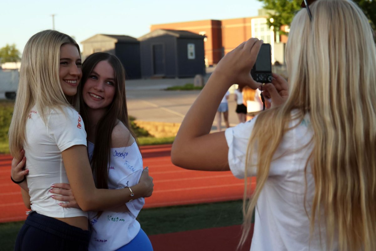 Hugging, seniors Addison York and Aubrey Cliff pose for a photo.